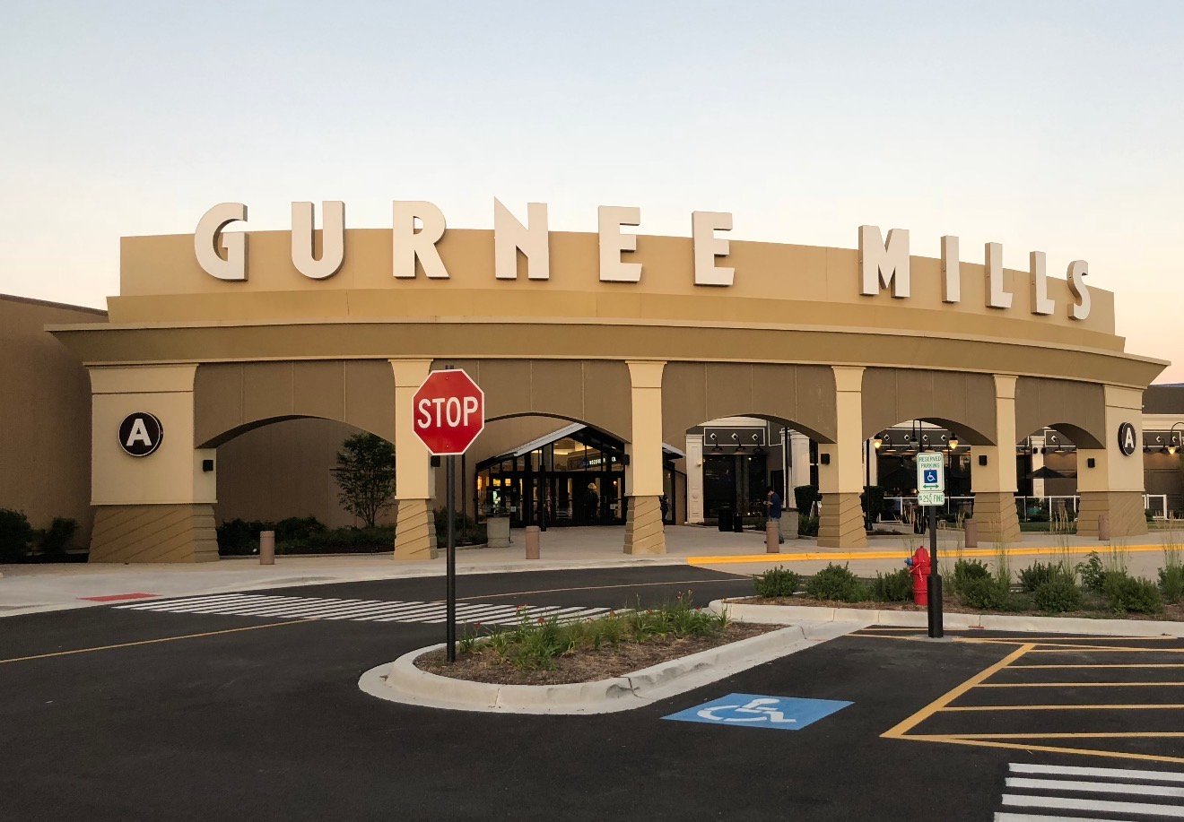 Gurnee Mills mall entrance signage